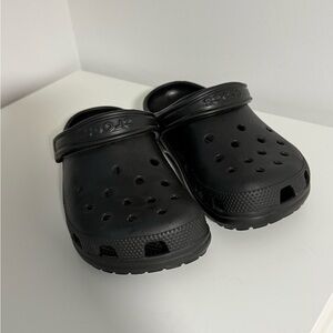 Women’s 6 Men’s 4 classic black CROCS